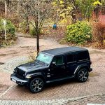 Jeep Wrangler mit 10×22 Project X black brushed